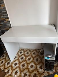 Scrivania con cassetto