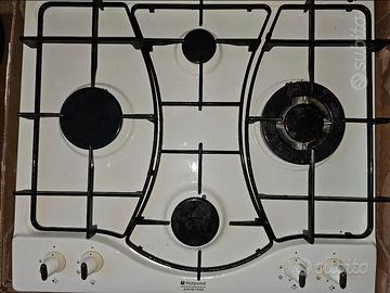 Piano cottura bianco della Hotpoint  - Ariston