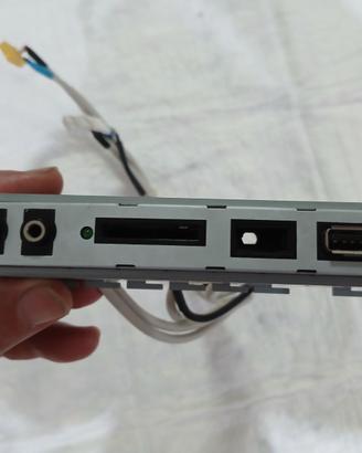 Pannello frontale con lettore di schede audio USB
