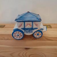 Soprammobile a forma di carrozza in cermica