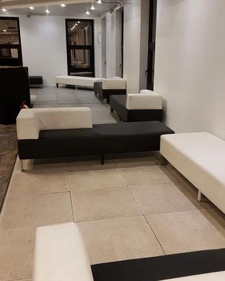 Tavoli, sedie, piatti, posate, pentolame, divani..