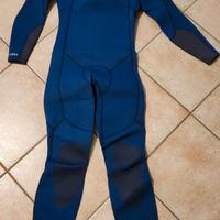 Muta sub e sport acquatici ragazzo