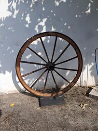 Ruote in legno del calesse di famiglia del 1950