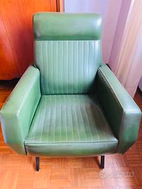 Poltrona vintage verde in ecopelle