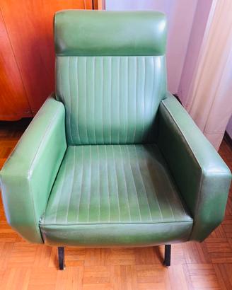 Poltrona vintage verde in ecopelle