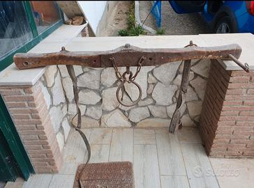 antico giogo di legno per buoi 