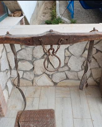 antico giogo di legno per buoi 