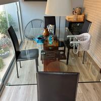 Tavolo in vetro e legno con 4 sedie in pelle