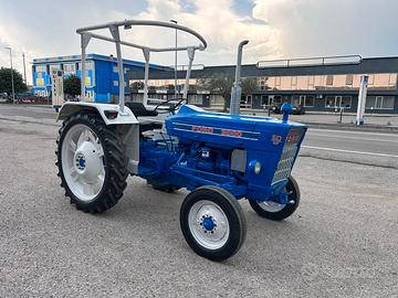 ford 3000 Y con tettuccio di protezione