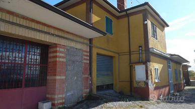 Rustico / Casale di 126 m² con più di 5 locali a M