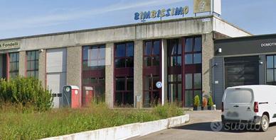 Locale commerciale 580mq due piani fronte strada