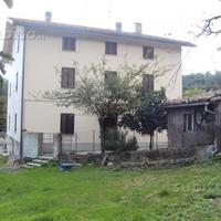 Casa in collina con scoperto