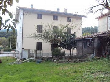 Casa in collina con scoperto