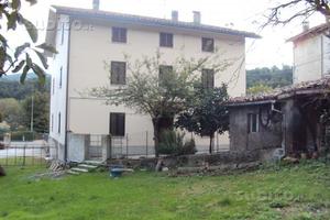 Casa in collina con scoperto
