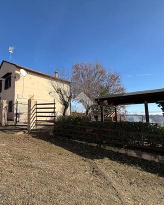 VILLA A SCHIERA D'ANGOLO A VITERBO