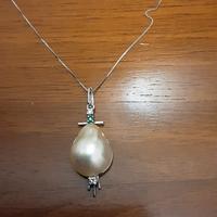 Collana oro bianco 18kt perla, diamanti smeraldo 