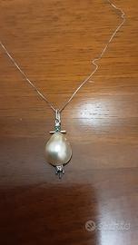 Collana oro bianco 18kt perla, diamanti smeraldo 
