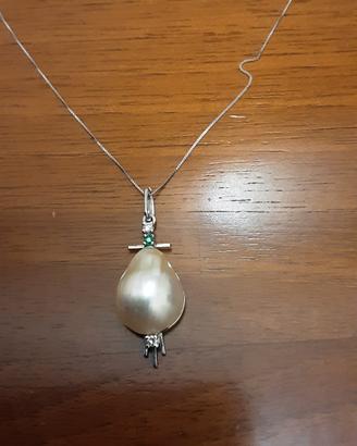 Collana oro bianco 18kt perla, diamanti smeraldo 