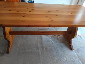 Tavolo in legno con sedie