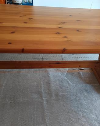 Tavolo in legno con sedie