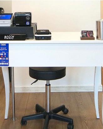 Tavolino (usato come reception)