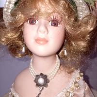 Bambola di porcellana di circa 40 cm