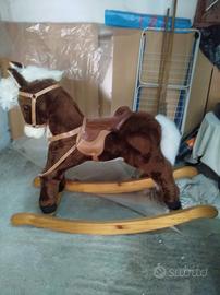 Cavalluccio a dondolo