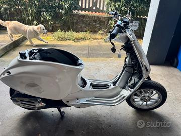 VESPA INCIDENTATA PER PEZZI DI RICAMBIO