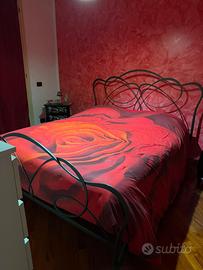 LETTO MATRIMONIALE CON DOGHE,MATERASSO e COMODINI