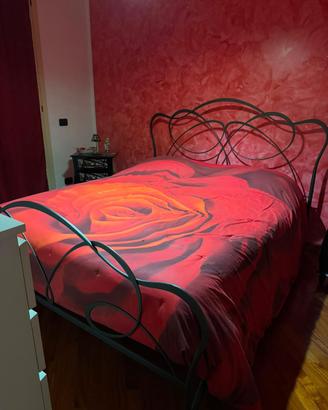 LETTO MATRIMONIALE CON DOGHE,MATERASSO e COMODINI