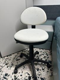 Sedia bianca con ruote
