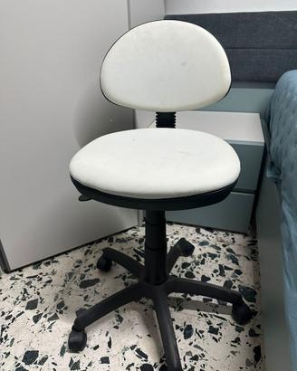 Sedia bianca con ruote