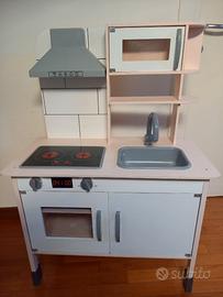 Cucina giocattolo in legno