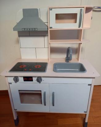 Cucina giocattolo in legno