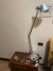 Lampada da tavolo artemide