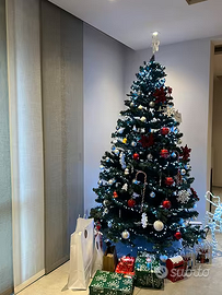 Albero di Natale artificiale folto e alto con rami