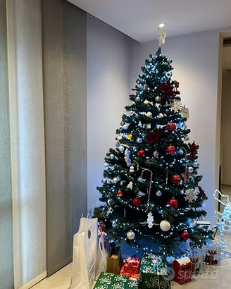 Albero di Natale artificiale folto e alto con rami