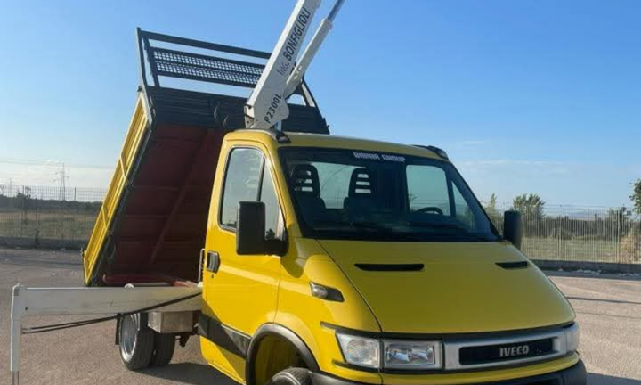 Iveco daily ribaltabile con gru