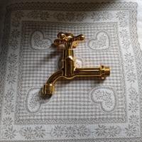 rubinetto dorato oro