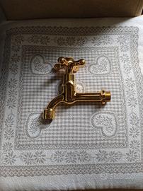 rubinetto dorato oro