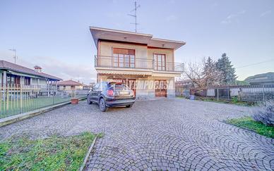 VILLA SINGOLA CON AMPIO GIARDINO PRIVATO