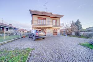 VILLA SINGOLA CON AMPIO GIARDINO PRIVATO