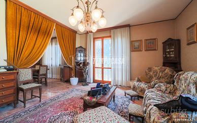 VILLA INDIPENDENTE CON GIARDINO PRIVATO, GARAGE E