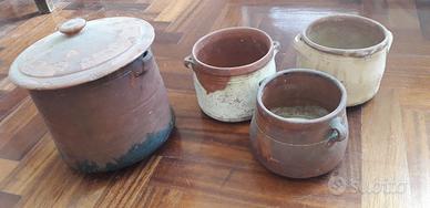 Antiche pentole in terracotta