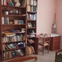 libreria e scrivania con sedia 