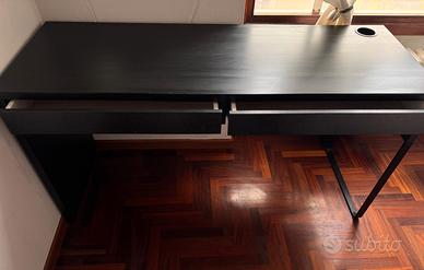Scrivania nera (Ikea)