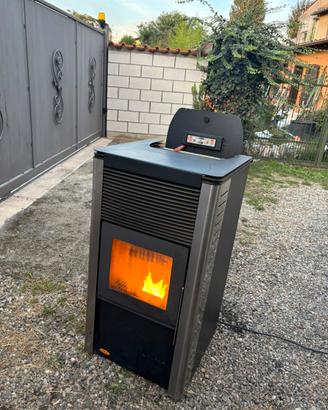 Stufa a pellet 13 kw. Marca Puros