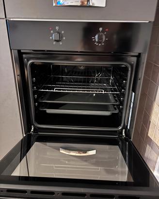 Cucina , tavolo con sedie , lampario , divano