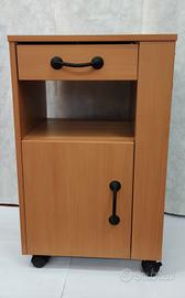 Comodino in legno con tavolo servitore.