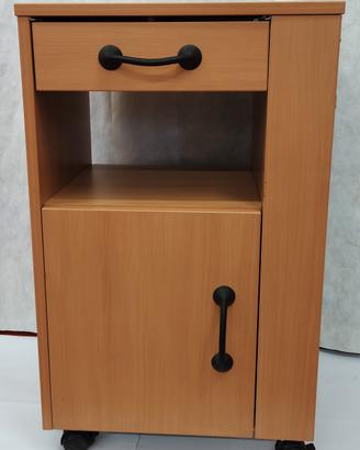 Comodino in legno con tavolo servitore.